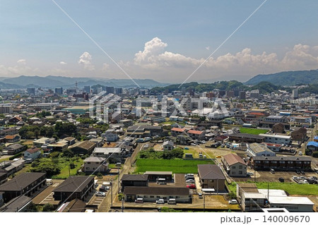 宮崎県延岡市の市街地と山並みを望む空撮写真 宮崎県延岡市の市街地と山並みを望む空撮写真 140009670