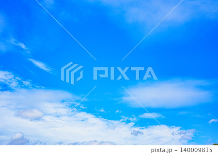 雲の多い夏の青空 雲の多い夏の青空 140009815