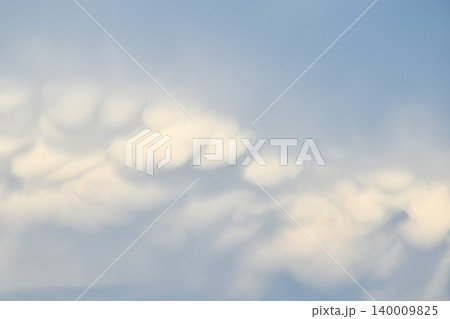 white Cumulus cloud spreading on twilight sunset blue sky in evening white Cumulus cloud spreading on twilight sunset blue sky in evening 140009825