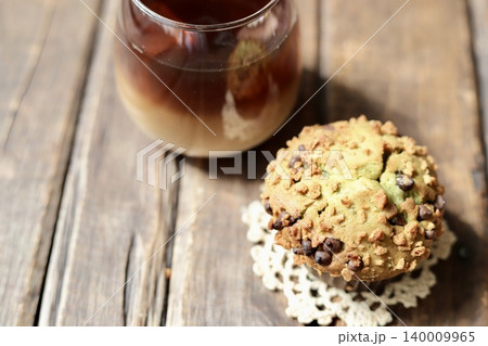 抹茶チョコチップマフィンとアイスカフェオレ 140009965