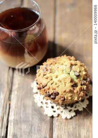 抹茶チョコチップマフィンとアイスカフェオレ 抹茶チョコチップマフィンとアイスカフェオレ 140009966