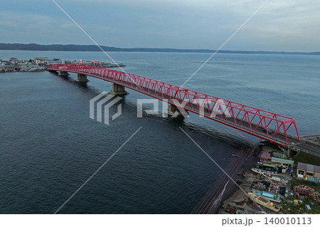 北海道厚岸町の赤いトラス橋を斜め俯瞰した空撮写真 北海道厚岸町の赤いトラス橋を斜め俯瞰した空撮写真 140010113