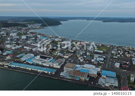 北海道厚岸町の漁港・港湾市街地と厚岸湾を俯瞰した空撮写真 140010115