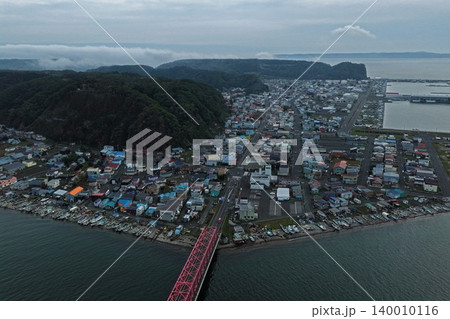 北海道厚岸町の漁港と赤いトラス橋を捉えた空撮写真 北海道厚岸町の漁港と赤いトラス橋を捉えた空撮写真 140010116