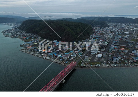 北海道厚岸町の赤い橋と漁港を捉えた空撮写真 北海道厚岸町の赤い橋と漁港を捉えた空撮写真 140010117