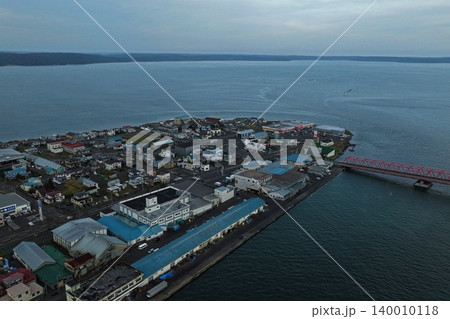 北海道厚岸町の漁港と市街地を斜め俯瞰した空撮写真 140010118