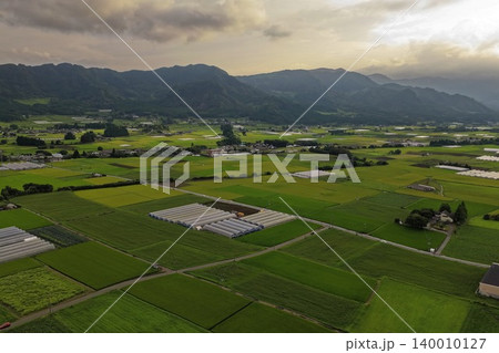 熊本県南阿蘇・高森の田園地帯と水田を俯瞰した空撮写真 熊本県南阿蘇・高森の田園地帯と水田を俯瞰した空撮写真 140010127