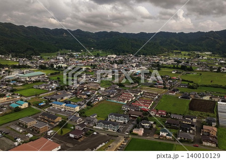 熊本県南阿蘇郡高森町の田園集落と山並みを捉えた空撮写真 熊本県南阿蘇郡高森町の田園集落と山並みを捉えた空撮写真 140010129