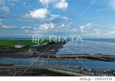 佐賀県杵島郡の新有明漁港と有明海干潟を俯瞰した空撮写真 佐賀県杵島郡の新有明漁港と有明海干潟を俯瞰した空撮写真 140010134