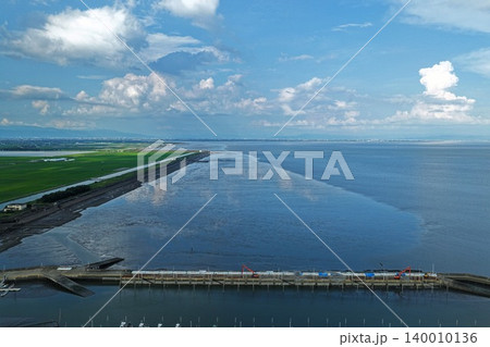 佐賀県杵島郡・新有明漁港付近の干拓地と有明海干潟を捉えた空撮写真 140010136