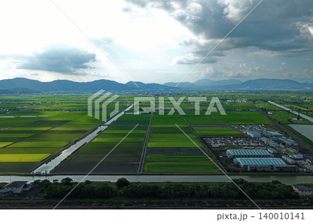 佐賀県杵島郡の干拓地・水田と用水路を俯瞰した空撮写真 140010141