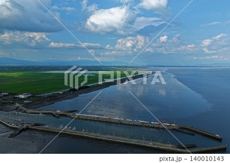 佐賀県杵島郡の新有明漁港と有明海干拓地を俯瞰した空撮写真 140010143