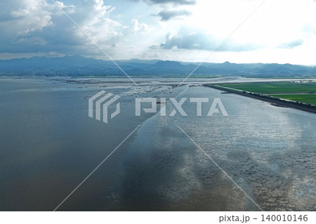 佐賀県杵島郡・有明海干潟と干拓地を俯瞰した空撮写真 佐賀県杵島郡・有明海干潟と干拓地を俯瞰した空撮写真 140010146