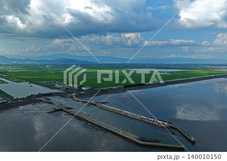 佐賀県杵島郡・新有明漁港と干拓地を望む有明海の空撮写真 140010150