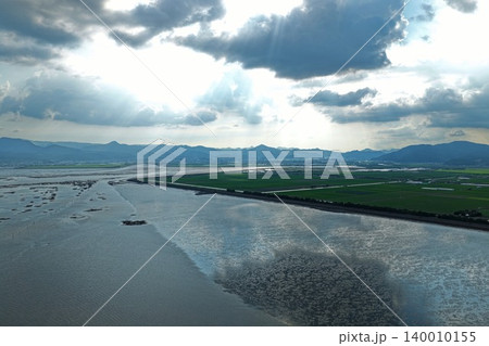 佐賀県杵島郡の有明海干潟と干拓地を俯瞰した空撮写真 140010155