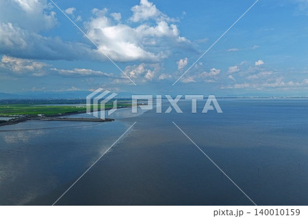 佐賀県杵島郡・新有明漁港付近の有明海と干拓地を俯瞰した空撮写真 140010159