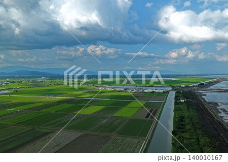 佐賀県杵島郡・新有明漁港付近の干拓地と用水路を俯瞰した空撮写真 佐賀県杵島郡・新有明漁港付近の干拓地と用水路を俯瞰した空撮写真 140010167
