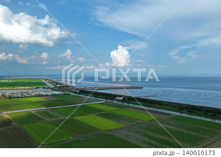 佐賀県杵島郡の干拓地と有明海沿岸を俯瞰した空撮写真 佐賀県杵島郡の干拓地と有明海沿岸を俯瞰した空撮写真 140010173