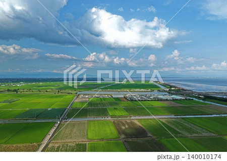 佐賀県杵島郡の干拓地と有明海を望む空撮写真 140010174