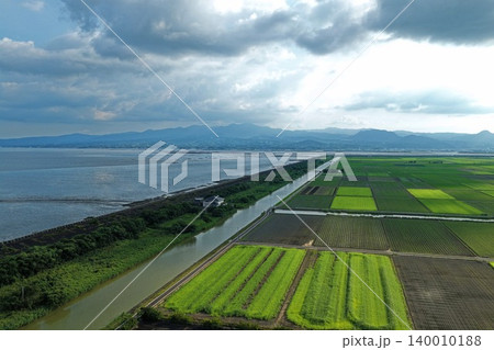 佐賀県杵島郡の干拓地と有明海沿岸を俯瞰した空撮写真 140010188