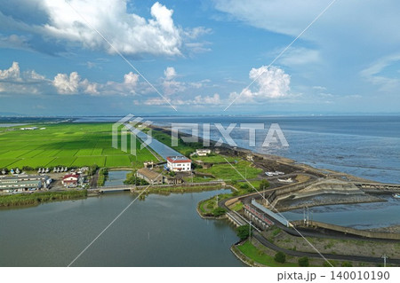 佐賀県杵島郡の干拓地と有明海干潟を捉えた空撮写真 140010190