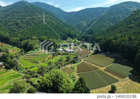 神奈川県秦野市の茶畑と山間集落を俯瞰した空撮写真 神奈川県秦野市の茶畑と山間集落を俯瞰した空撮写真 140010196