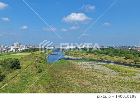 神奈川県川崎市多摩区・多摩川河川敷と市街地を望む空撮写真 神奈川県川崎市多摩区・多摩川河川敷と市街地を望む空撮写真 140010198