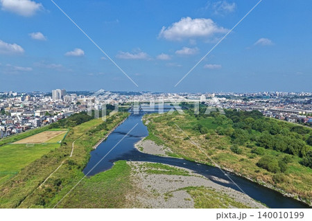 神奈川県川崎市多摩区と東京都狛江市の多摩川を俯瞰した空撮写真 神奈川県川崎市多摩区と東京都狛江市の多摩川を俯瞰した空撮写真 140010199