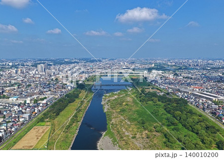 神奈川県川崎市多摩区・多摩川と橋梁を俯瞰した空撮写真 140010200