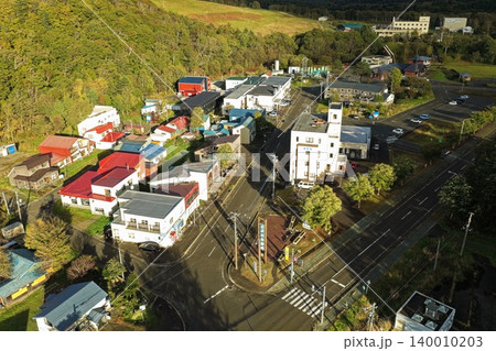 北海道豊富温泉の温泉街を俯瞰した空撮写真 140010203