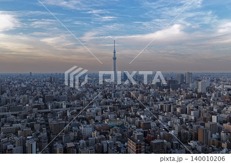 東京都江東区上空から東京スカイツリーと市街地を望む空撮写真 140010206