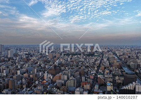 東京都江東区の市街地を広角で捉えた夕暮れの空撮写真 140010207