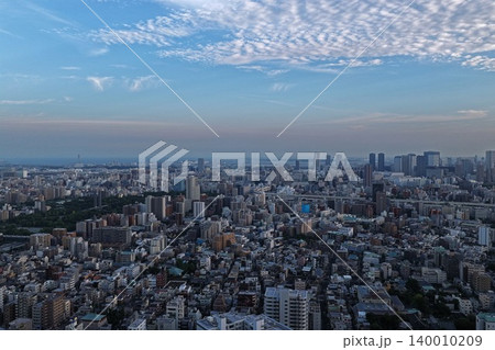 東京都江東区の市街地を広角で捉えた夕方の空撮写真 140010209