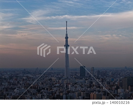 東京都江東区・東京スカイツリーと市街地を捉えた夕暮れの空撮写真 東京都江東区・東京スカイツリーと市街地を捉えた夕暮れの空撮写真 140010216