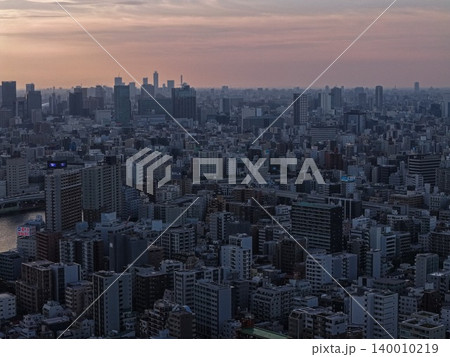 東京都江東区の市街地を夕暮れ時に俯瞰した空撮写真 東京都江東区の市街地を夕暮れ時に俯瞰した空撮写真 140010219