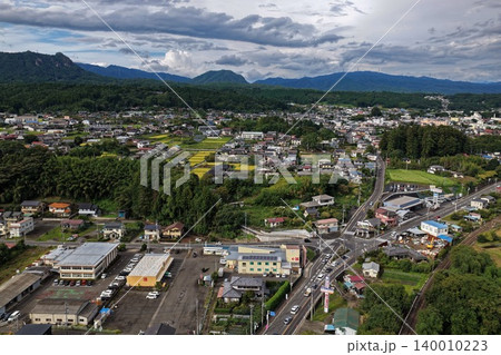 群馬県中之条町の市街地と田園・山並みを捉えた空撮写真 140010223