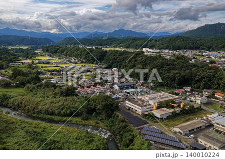 群馬県中之条町の集落・河川・田んぼを俯瞰した空撮写真 140010224