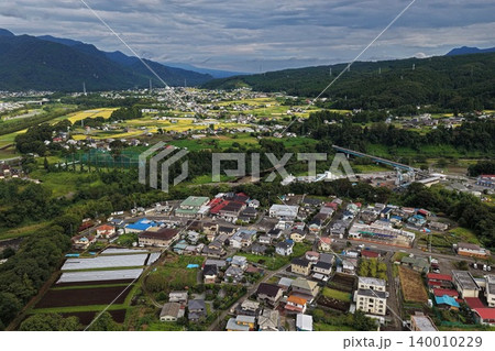 群馬県中之条町の集落と稲田を俯瞰した空撮写真 140010229