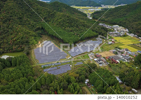 兵庫県多可郡の山林に囲まれた太陽光発電所を俯瞰した空撮写真 兵庫県多可郡の山林に囲まれた太陽光発電所を俯瞰した空撮写真 140010252