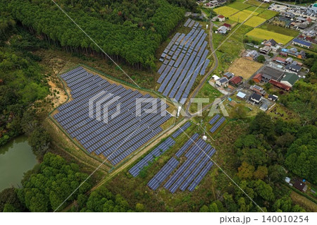 兵庫県多可郡の森林に囲まれた太陽光発電所を俯瞰した空撮写真 140010254