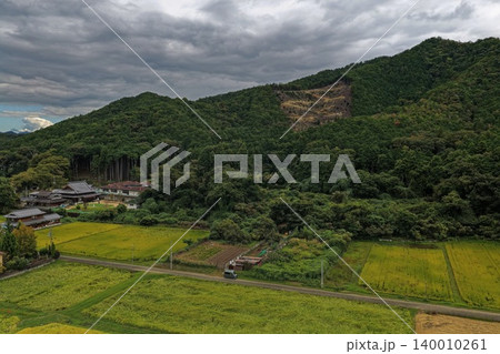 兵庫県多可郡の田園風景と里山を捉えた空撮写真 140010261