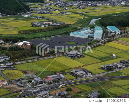 兵庫県多可郡の稲田と農村集落を捉えた空撮写真 兵庫県多可郡の稲田と農村集落を捉えた空撮写真 140010268
