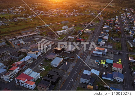 北海道上川町の市街地を夕暮れ時に俯瞰した空撮写真 北海道上川町の市街地を夕暮れ時に俯瞰した空撮写真 140010272
