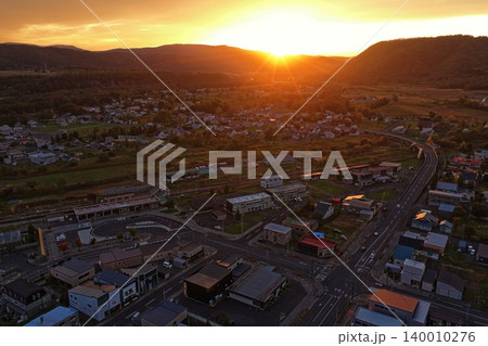 北海道上川町の市街地と山並みを夕暮れに捉えた空撮写真 北海道上川町の市街地と山並みを夕暮れに捉えた空撮写真 140010276