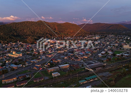 北海道上川町の市街地と紅葉の山々を望む夕暮れの空撮写真 北海道上川町の市街地と紅葉の山々を望む夕暮れの空撮写真 140010278