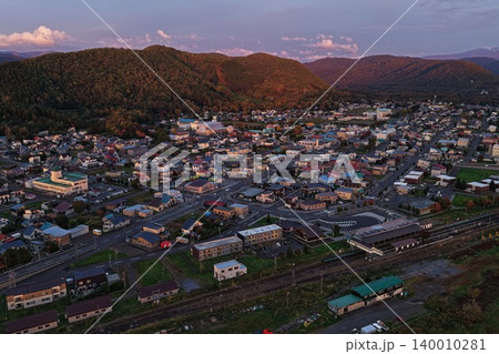 北海道上川町の秋夕景を俯瞰した空撮写真 140010281