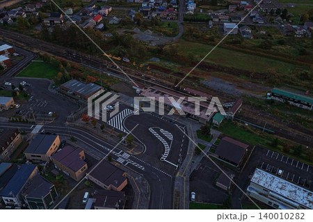 北海道上川町の鉄道駅前広場とバスターミナルを俯瞰した空撮写真 140010282