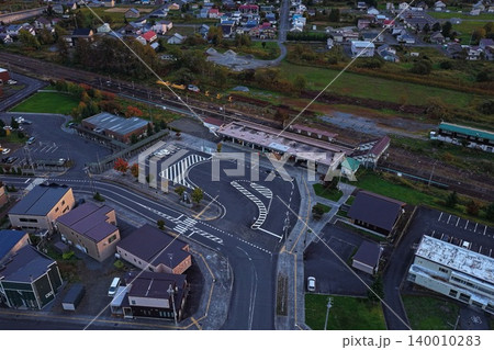 北海道上川町の鉄道駅とバスターミナルを俯瞰した空撮写真 140010283