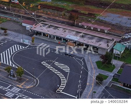北海道上川町・上川駅前ロータリーを斜め俯瞰した空撮写真 140010284
