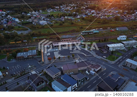 北海道上川町の駅周辺市街地を夕暮れに俯瞰した空撮写真 北海道上川町の駅周辺市街地を夕暮れに俯瞰した空撮写真 140010288